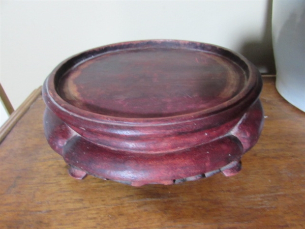 ANTIQUE CHINESE VASE