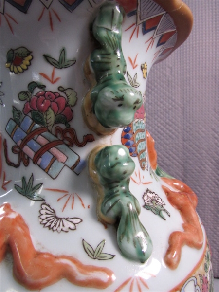 VINTAGE ANTIQUE FAMILLE ROSE PORCELAIN VASE