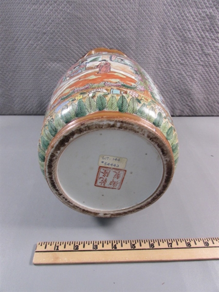 VINTAGE ANTIQUE FAMILLE ROSE PORCELAIN VASE