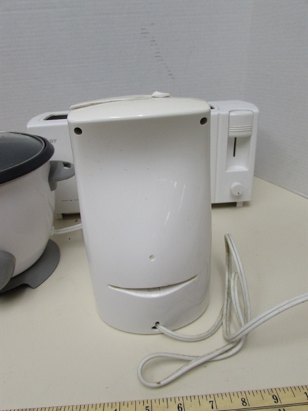 ASSORTED KITCHEN APPLIANCES