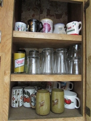 CONTENTS OF CUPBOARD - CUPS & GLASSES