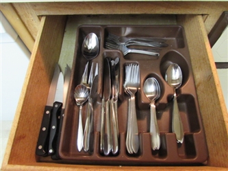 FLATWARE SET - ONEIDA