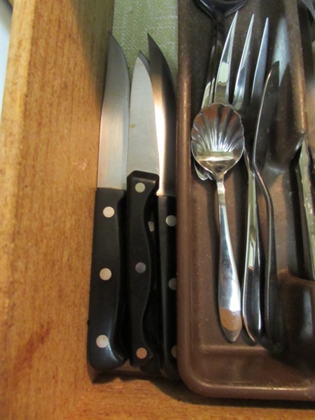 FLATWARE SET - ONEIDA