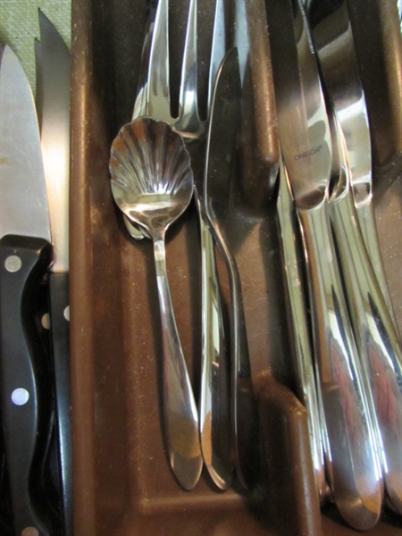 FLATWARE SET - ONEIDA