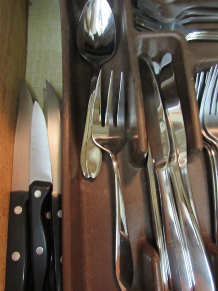FLATWARE SET - ONEIDA