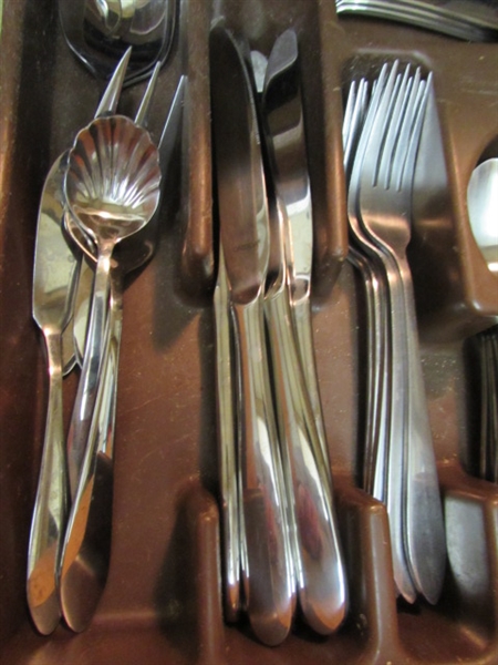 FLATWARE SET - ONEIDA