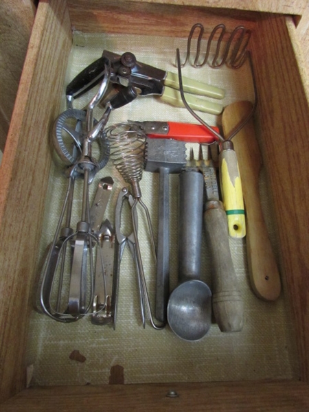 CONTENTS OF UTENSIL DRAWER #3 - VINTAGE UTENSILS