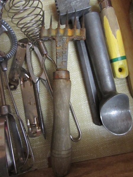 CONTENTS OF UTENSIL DRAWER #3 - VINTAGE UTENSILS