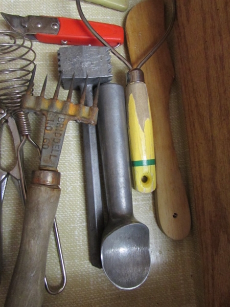 CONTENTS OF UTENSIL DRAWER #3 - VINTAGE UTENSILS