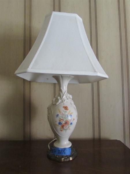 SMALL VINTAGE CERAMIC TABLE LAMP