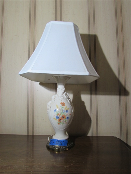 SMALL VINTAGE CERAMIC TABLE LAMP