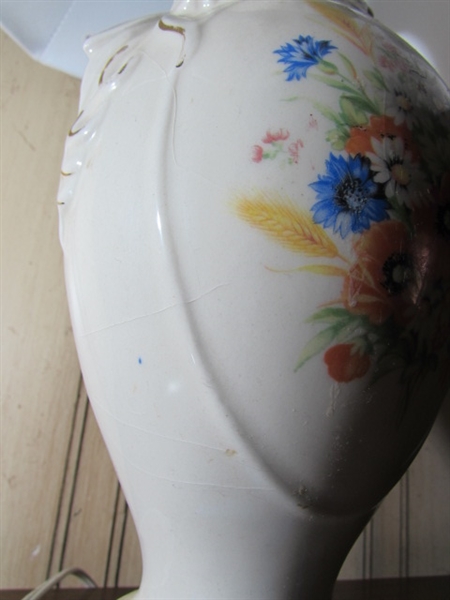 SMALL VINTAGE CERAMIC TABLE LAMP