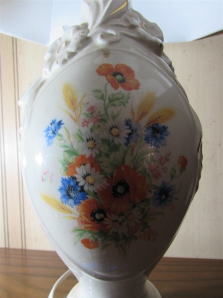 SMALL VINTAGE CERAMIC TABLE LAMP
