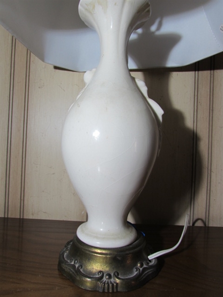 SMALL VINTAGE CERAMIC TABLE LAMP