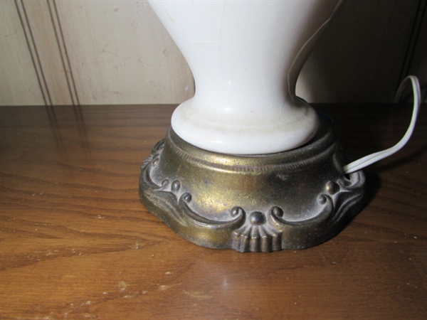 SMALL VINTAGE CERAMIC TABLE LAMP