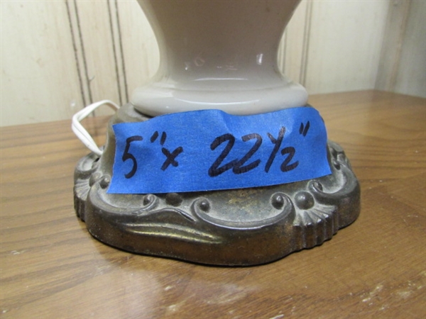 SMALL VINTAGE CERAMIC TABLE LAMP