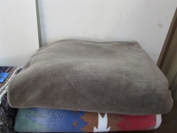 BLANKETS & THROWS