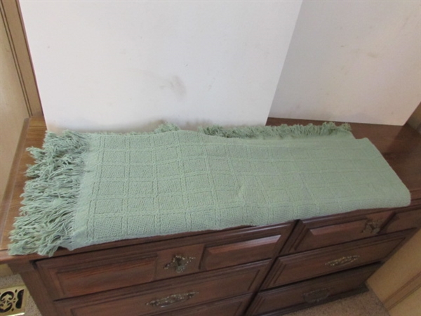 BLANKETS & THROWS