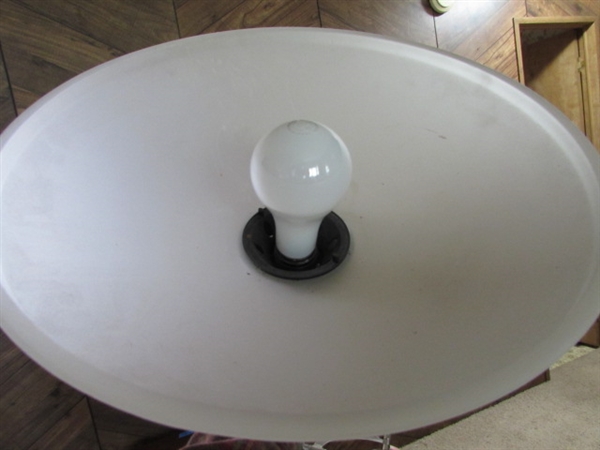 SMALL SIDE TABLE W/STORAGE & FLOOR LAMP