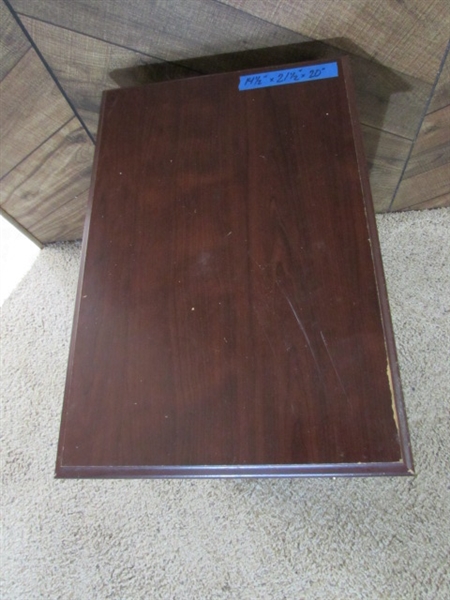 SMALL SIDE TABLE W/STORAGE & FLOOR LAMP