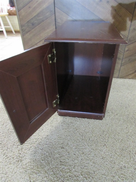 SMALL SIDE TABLE W/STORAGE & FLOOR LAMP