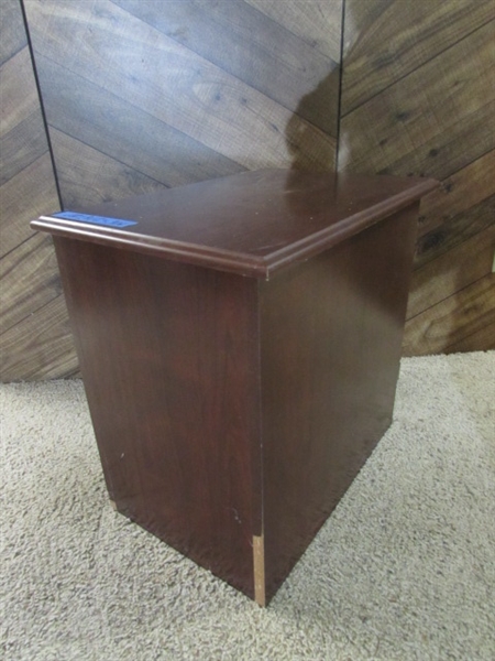 SMALL SIDE TABLE W/STORAGE & FLOOR LAMP