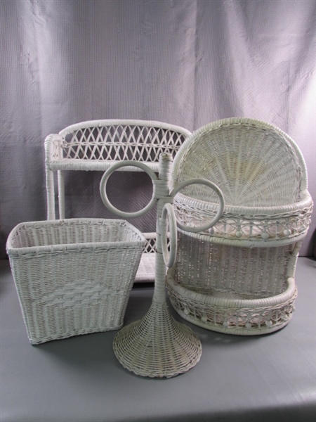 WHITE WICKER BATHROOM ACCESSORIES