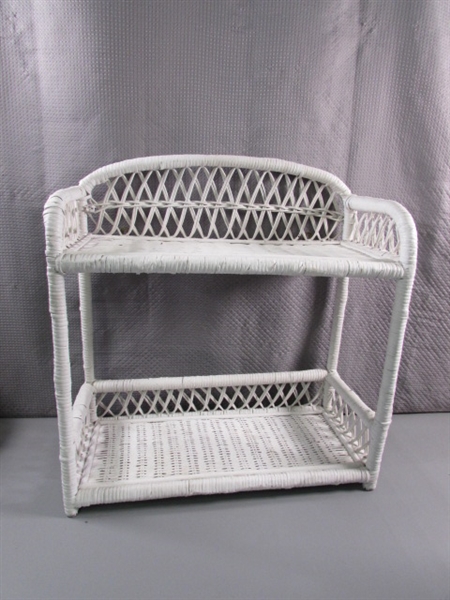 WHITE WICKER BATHROOM ACCESSORIES