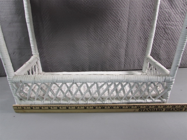 WHITE WICKER BATHROOM ACCESSORIES