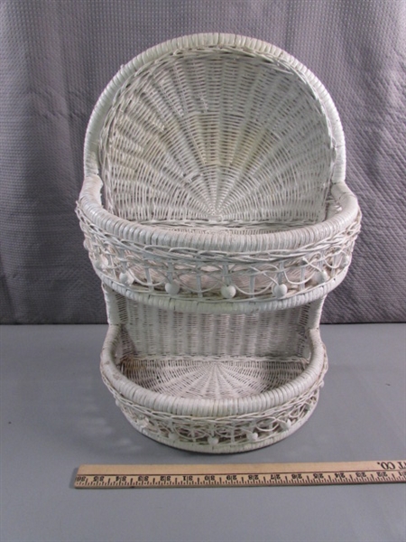 WHITE WICKER BATHROOM ACCESSORIES