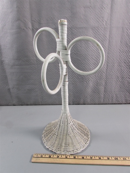 WHITE WICKER BATHROOM ACCESSORIES
