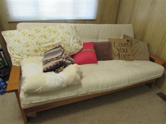 QUEEN FUTON W/ ACCENT PILLOWS & BEDDING