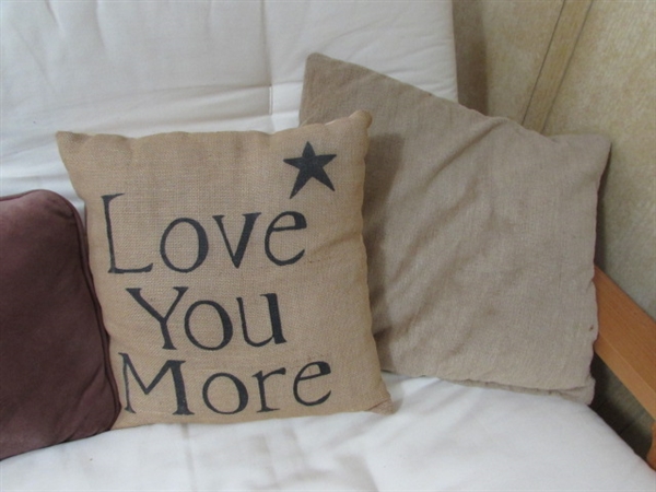 QUEEN FUTON W/ ACCENT PILLOWS & BEDDING