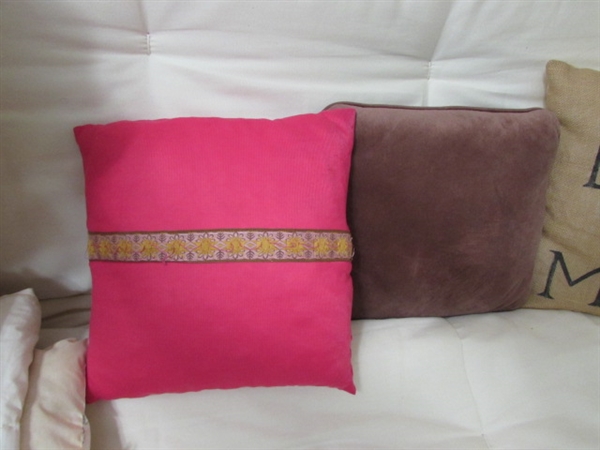 QUEEN FUTON W/ ACCENT PILLOWS & BEDDING