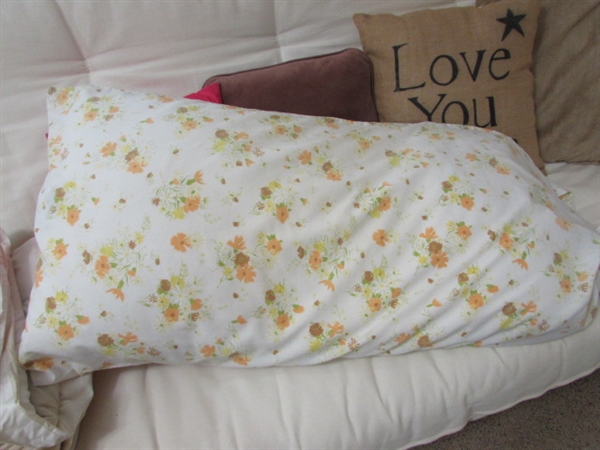 QUEEN FUTON W/ ACCENT PILLOWS & BEDDING
