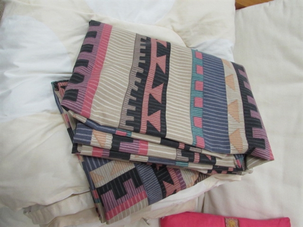 QUEEN FUTON W/ ACCENT PILLOWS & BEDDING