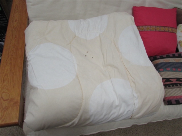 QUEEN FUTON W/ ACCENT PILLOWS & BEDDING