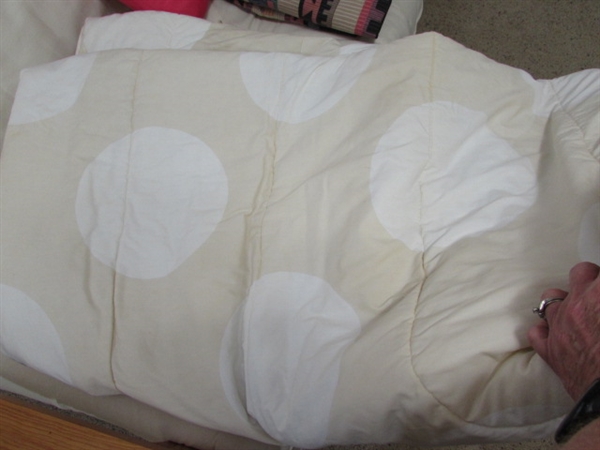 QUEEN FUTON W/ ACCENT PILLOWS & BEDDING