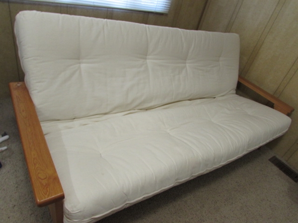 QUEEN FUTON W/ ACCENT PILLOWS & BEDDING