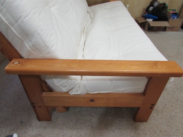 QUEEN FUTON W/ ACCENT PILLOWS & BEDDING