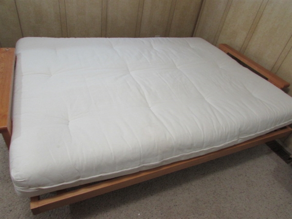QUEEN FUTON W/ ACCENT PILLOWS & BEDDING