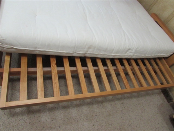 QUEEN FUTON W/ ACCENT PILLOWS & BEDDING
