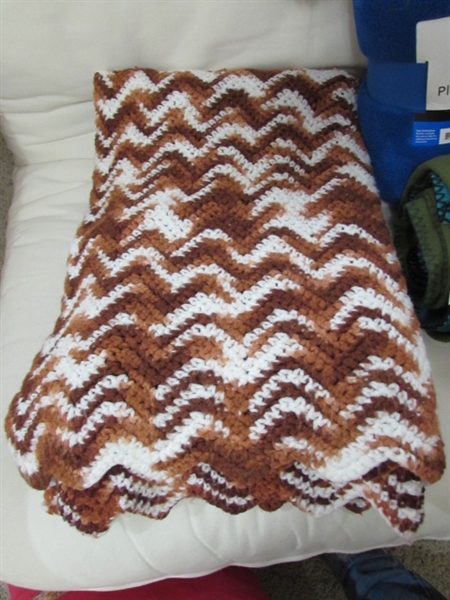 CROCHETED, PLUSH & FLEECE THROWS