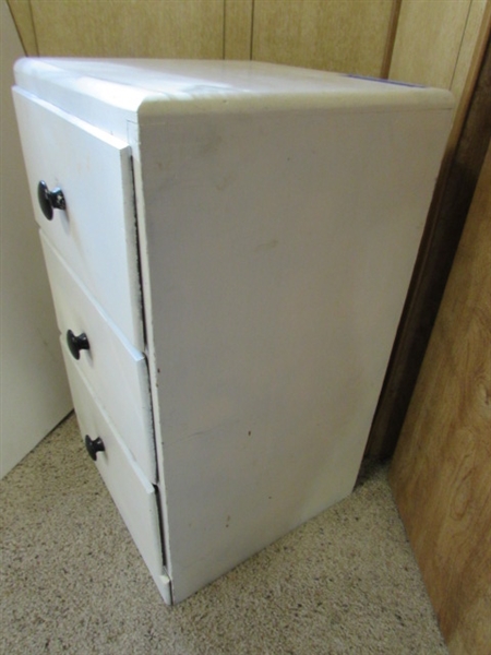 SMALL WOODEN 3-DRAWER CHEST