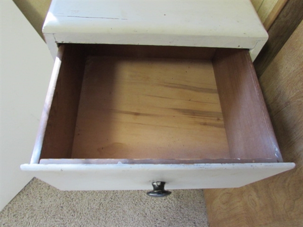SMALL WOODEN 3-DRAWER CHEST