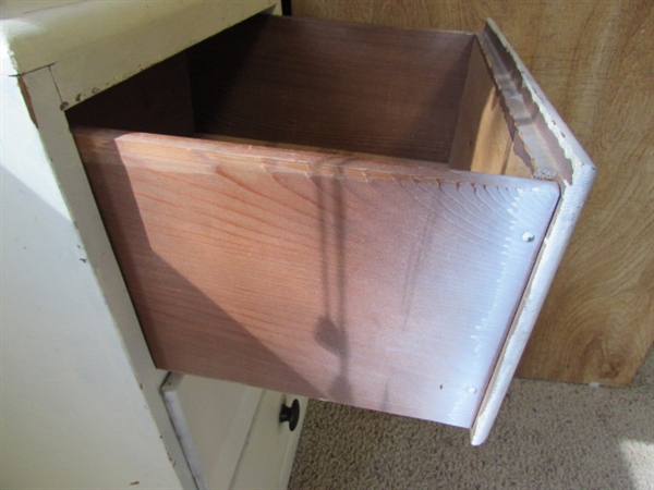SMALL WOODEN 3-DRAWER CHEST