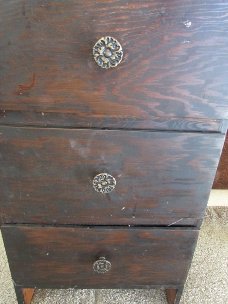 SMALL WOODEN DESK