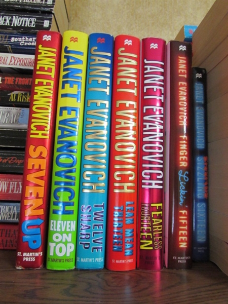 FICTION NOVEL COLLECTION - PATRICIA CORNWELL & JANET EVANOVICH