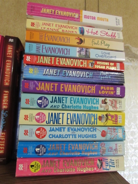 FICTION NOVEL COLLECTION - PATRICIA CORNWELL & JANET EVANOVICH