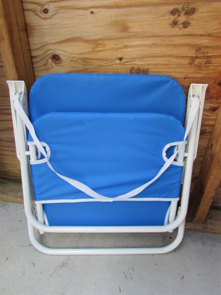 3 FOLDING BEACH CHAIRS & 2 VINTAGE FOLDING CHAIRS